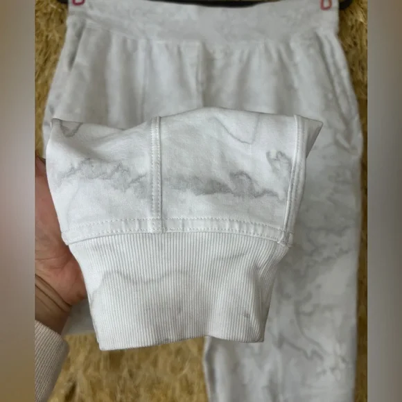 ✨PRISTINE EUC✨ Lululemon LA Sweat Pant 26" Watercolor Wash White / Stargaze- 10 - Picture 9 of 14